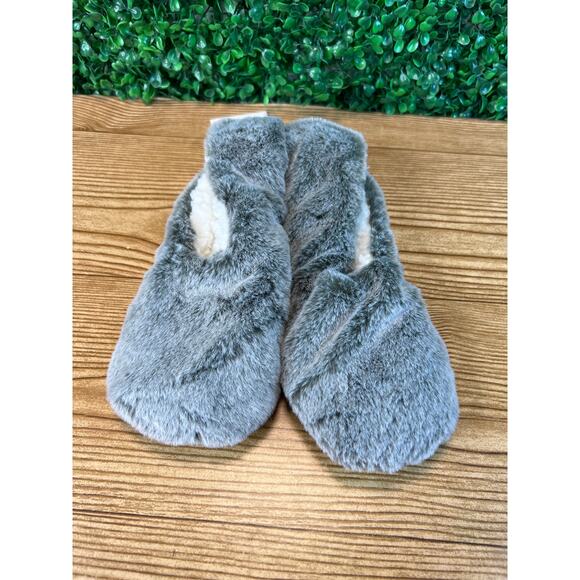 NWT Womens Fuzzy Cozy Slipper Socks Gray With Gripers Med Large Size 8 - 10 Gift - Picture 1 of 7